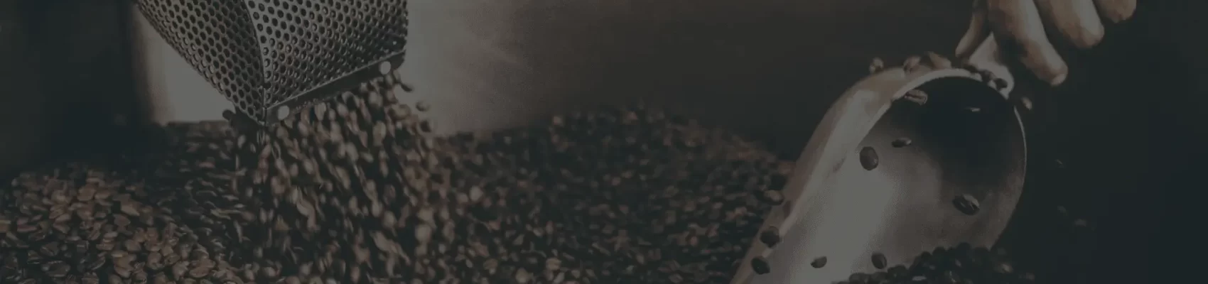 بن فكاكيس - vacakis coffee 🌟 سر تحميص بن فكاكيس يكمن سر تحميص بن فكاكيس في الخبرة المتوارثة جيلاً بعد جيل منذ عام 1912، حيث لا يُعتبر التحميص مجرد خطوة فنية بل فن ودقة وطقس خاص يحافظ على طزاجة الحبوب ونكهتها الغنية. في فكاكيس، تبدأ رحلة التحميص باختيار أفضل أنواع البن الخام، ثم تمر الحبوب بمراحل تسخين مدروسة لضبط الرطوبة وتحفيز الزيوت الطبيعية داخل الحبة. يعتمد فريق فكاكيس على توقيت مثالي عند الوصول إلى الفرقعة الأولى والثانية للتحكم بدرجة التحميص، سواء كانت وسطًا لتمنح القهوة توازنًا في الطعم، أو غامقًا لعشاق المذاق القوي الأصيل. هذه التفاصيل الدقيقة هي ما يمنح كل فنجان من بن فكاكيس شخصية فريدة لا يمكن تقليدها، لتظل رائحته المميزة وطعمه الغني رمزًا للأصالة في كل بيت مصري وعربي.