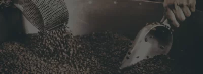 بن فكاكيس - vacakis coffee 🌟 سر تحميص بن فكاكيس يكمن سر تحميص بن فكاكيس في الخبرة المتوارثة جيلاً بعد جيل منذ عام 1912، حيث لا يُعتبر التحميص مجرد خطوة فنية بل فن ودقة وطقس خاص يحافظ على طزاجة الحبوب ونكهتها الغنية. في فكاكيس، تبدأ رحلة التحميص باختيار أفضل أنواع البن الخام، ثم تمر الحبوب بمراحل تسخين مدروسة لضبط الرطوبة وتحفيز الزيوت الطبيعية داخل الحبة. يعتمد فريق فكاكيس على توقيت مثالي عند الوصول إلى الفرقعة الأولى والثانية للتحكم بدرجة التحميص، سواء كانت وسطًا لتمنح القهوة توازنًا في الطعم، أو غامقًا لعشاق المذاق القوي الأصيل. هذه التفاصيل الدقيقة هي ما يمنح كل فنجان من بن فكاكيس شخصية فريدة لا يمكن تقليدها، لتظل رائحته المميزة وطعمه الغني رمزًا للأصالة في كل بيت مصري وعربي.