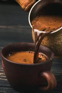 القهوة التركية: تاريخ، نكهة، وطرق تحضير متنوعة 