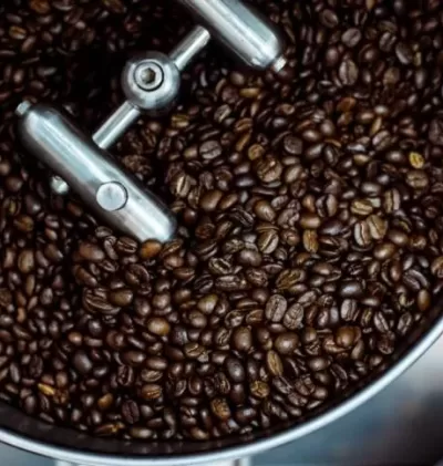 أسرار التحميص: كيف يؤثر على نكهة قهوتك؟ | دليل شامل لعشاق القهوة coffee roasting, roast levels, coffee flavor, light roast, medium roast, dark roast, how to roast coffee, coffee brewing methods, espresso roast, Turkish coffee roast, V60 coffee, cold brew coffee, Maillard reaction, Arabica vs Robusta, coffee roaster guide